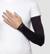 Charger l&#39;image dans la galerie, Model Front: Uv Line Gants Long Sleeve Black Upf50+
