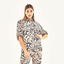 Charger l&#39;image dans la galerie, Model Front: Uv Line Haut De Plage Shirt Copa Costela Off White Upf50+
