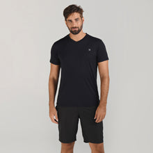 Afbeelding in galerij laden, Model Front: Uv Line Fitness Haut Sport Fit Mas Preto Upf50+
