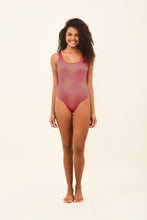 Charger l&#39;image dans la galerie, Model Front: Uv Line Une Pièce Swimsuit Shine Malva
