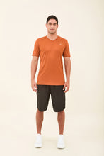 Afbeelding in galerij laden, Model Front: Uv Line T-Shirt Pour Homme T-Shirt Sport Fit Caramelo Upf50+
