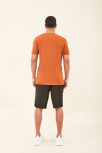 Afbeelding in galerij laden, Model Back: Uv Line T-Shirt Pour Homme T-Shirt Sport Fit Caramelo Upf50+
